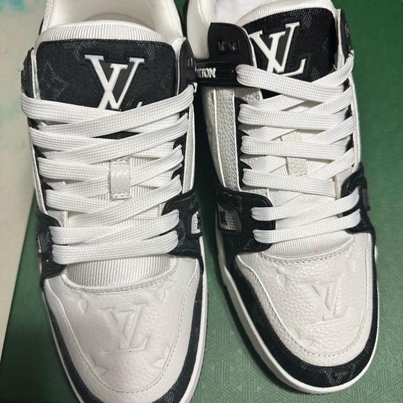 Louis Vuitton trainers - Picture 2 of 5